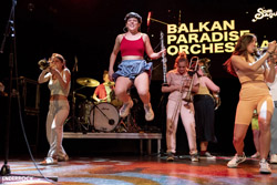 Concert de la Balkan Paradise Orchestra a la sala Luz de Gas (Barcelona) 